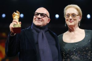 Gianfranco Rosi premiato con l'Orso d'Oro da Meryl Streep
