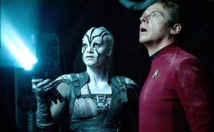 Sofia Boutella e Simon Pegg in "Star Trek Beyond"