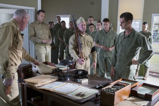 Il sergente Howell (Vince Vaughn) con i commilitoni e Desmond - Hacksaw Ridge