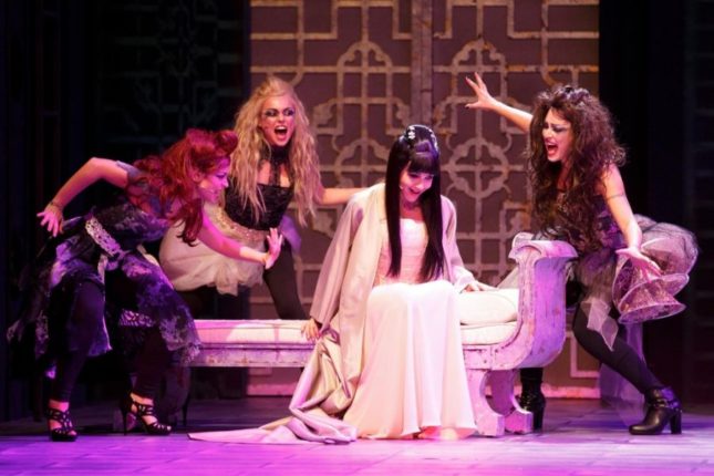 La regina di ghiaccio il musical: Turandot (Lorella Cuccarini) sotto il controllo delle 3 streghe