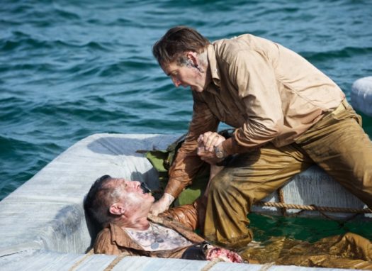 Tom Sizemore e Nicolas Cage in USS Indianapolis