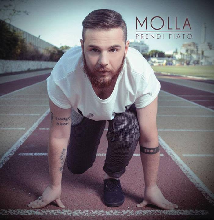 E’ uscito l’album d’esordio di Molla. Un disco che narra la distanza ma anche il desiderio di respirare e ripartire “Prendi fiato” l’album di esordio di Luca Giura, in arte […]