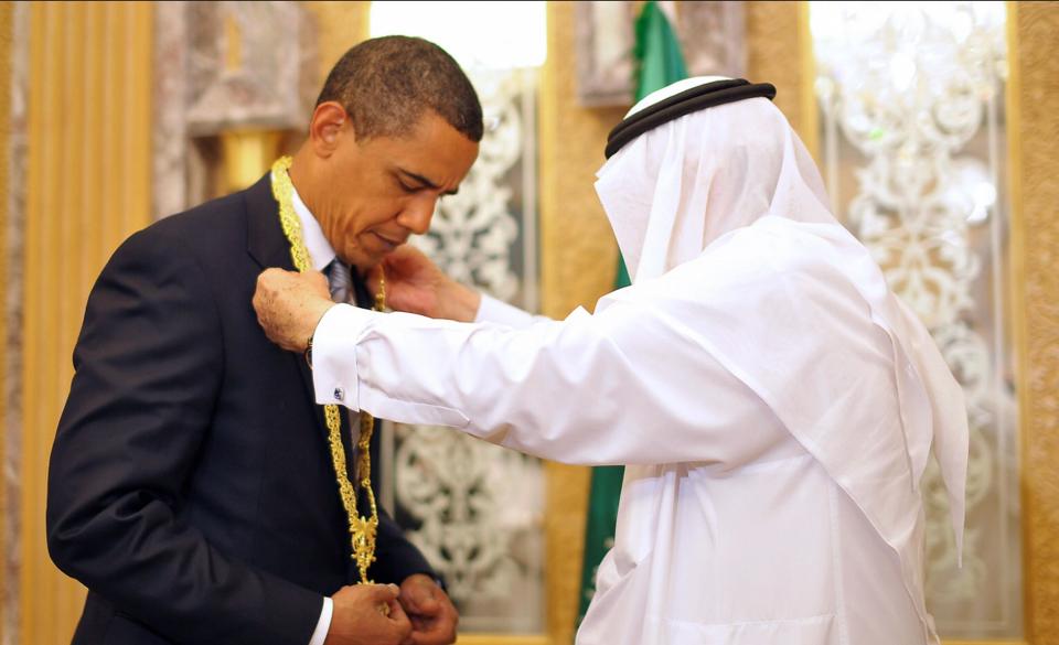 Barack Hussein Obama, il primo presidente americano di famiglia islamica, il primo che ha elogiato e legittimato l’islam, il primo che ripete che l’islam è una religione di pace mentre […]