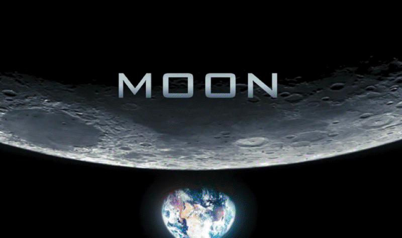 Sam Bell da 3 anni vive solo in una base lunare, sul lato oscuro della luna, lavora per la multinazionale Lunar Industries per spedire ogni giorno l’Helium 3, un prezioso […]