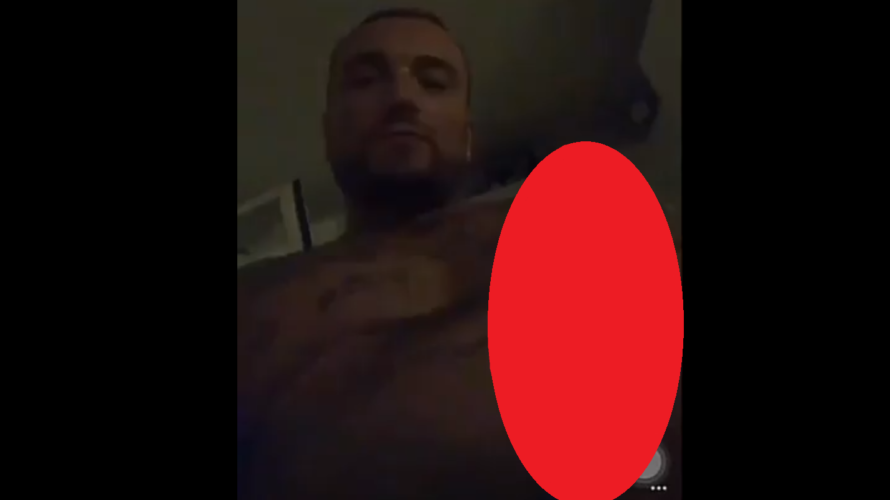 Gué Pequeno registra un video mentre si masturba e lo posta per sbaglio su Instagram, poi lo rimuove e ironizza. Ecco il video incriminato in versione non censurata! Incredibile e […]