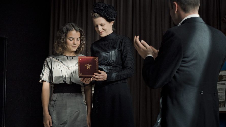 Anticipata al 5 Marzo 2020 l’uscita di Marie Curie, il film scritto e diretto da Marie Noëlle, interpretato da Karolina Gruszka, distriubuito da Valmyn. Di Marie Curie sappiamo che, grazie […]