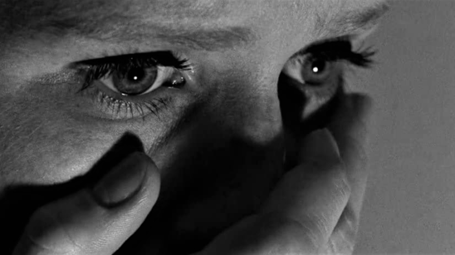 Disponibile su RaiPlay Persona, un film del 1966 diretto da Ingmar Bergman. Si tratta dell’opera stilisticamente più sperimentale del regista svedese, nella quale l’assoluta essenzialità espressiva, resa dall’abituale, straordinario bianco […]
