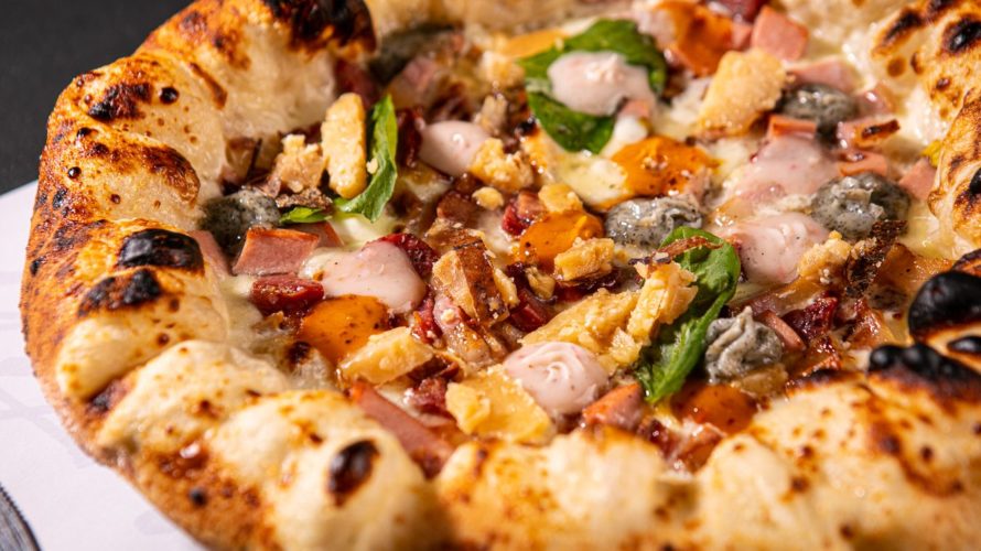 Marco Quintili ha dimostrato di essere uno dei maestri pizzaioli più spettacolari per quanto riguarda la pizza napoletana contemporanea e ha deciso di realizzare una nuova proposta davvero imperdibile per […]