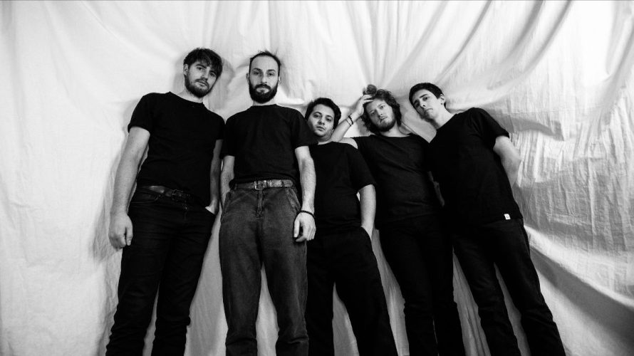 La giovane band veneta Almariva pubblica il suo EP d’esordio Riflessi, nato grazie alla collaborazione tra l’etichetta Artist First e il Black Deer Studio. Gli Almariva si formano a Treviso […]