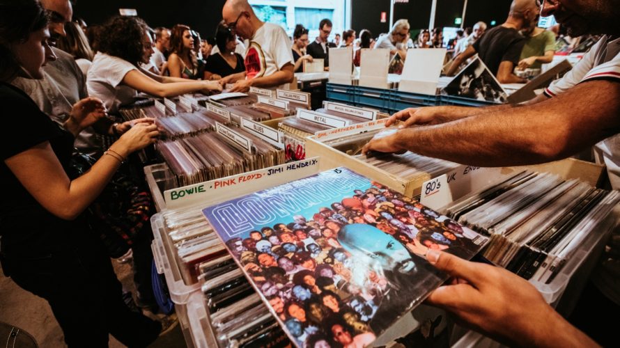 Migliaia di dischi, CD e anche musicassette saranno protagonisti alla nuova edizione di East Market che domenica 24 aprile festeggia il Record Store Day. East Market, l’evento del vintage milanese […]