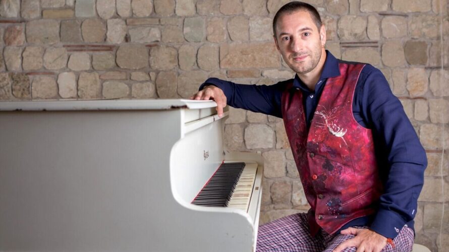 Luca Buosi, classe 1982, è un pluripremiato musicista e compositore della provincia di Pordenone, specializzato in composizione di colonne sonore. All’età di 11 anni inizia a studiare pianoforte e si avvicina […]