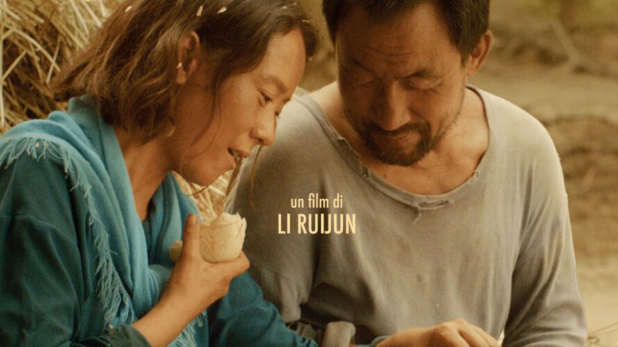 Love story cinese che ha incantato la settantaduesima Berlinale e il Far East Film Festival di Udine, Terra e polvere vede al timone di regia Ruijun Li. Ambientato nel Nord […]