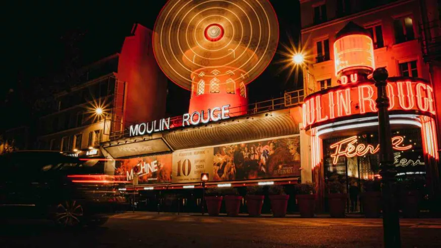 Quando pensiamo agli spettacoli da vedere a Parigi, c’è un posto che suscita la nostra curiosità con emozioni uniche: stiamo parlando del mitico cabaret, ovvero il Moulin Rouge. La sua […]