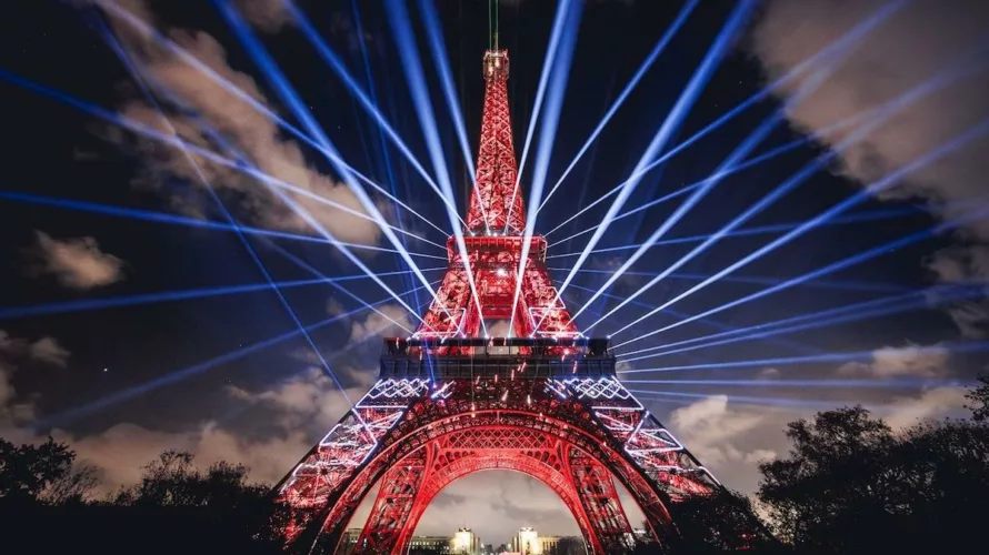 In occasione del centenario della scomparsa di Gustave Eiffel, mercoledì 27 dicembre 2023 la Torre Eiffel di Parigi ha ospitato il set del dj e produttore francese Michael Canitrot; uno […]