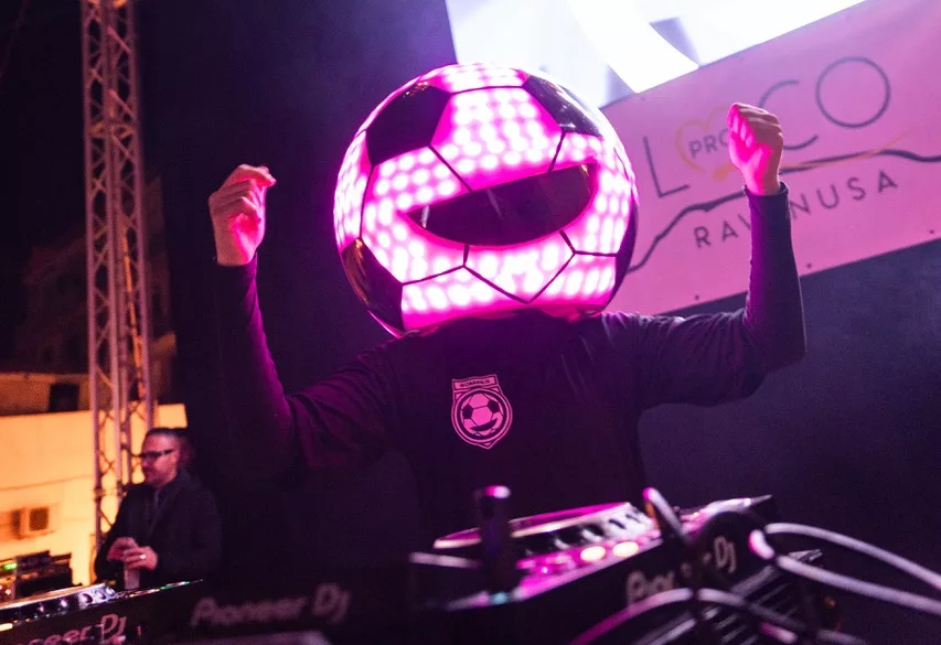 Il Misterioso Mondo di Bomber: Il DJ Mascherato che Incanta le Masse e gli stadi