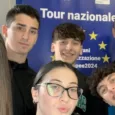 In una significativa iniziativa volta a promuovere la consapevolezza e l’engagement giovanile riguardo le opportunità offerte dalle istituzioni europee, la Calabria ha avuto l’onore di ospitare la prima tappa del […]