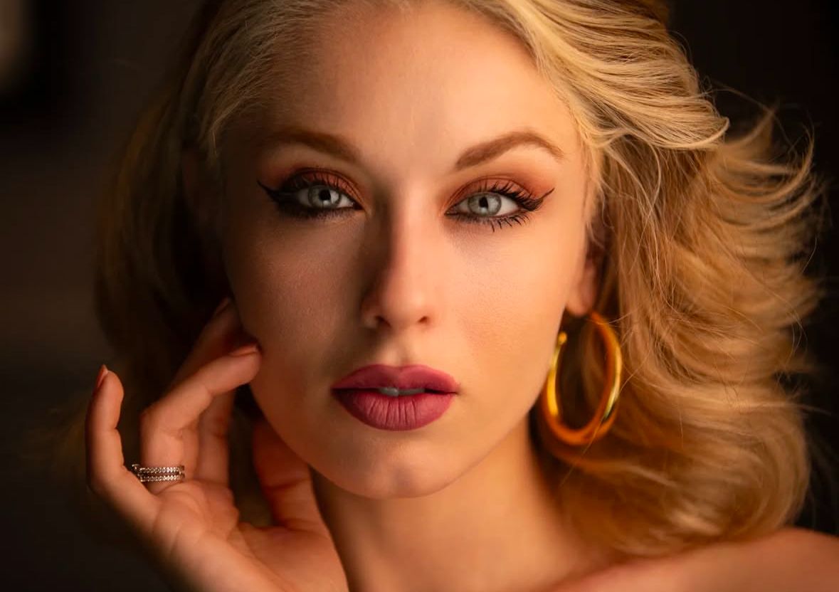 Lorih Caradonna: Eleganza, Resilienza e Passione – La Protagonista del Calendario di Mondospettacolo 2025 si Racconta