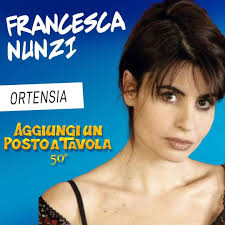 Francesca Nunzi incanta il Teatro Brancaccio nei panni di Ortensia in “Aggiungi un posto a tavola”