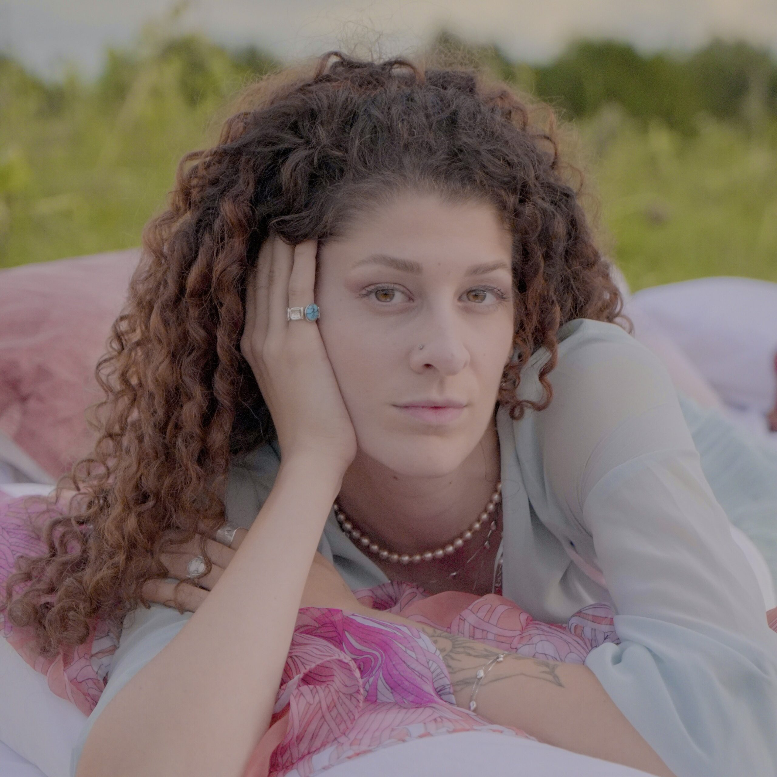 “Occhi aperti” di Alice Favaro: la forza della vulnerabilità