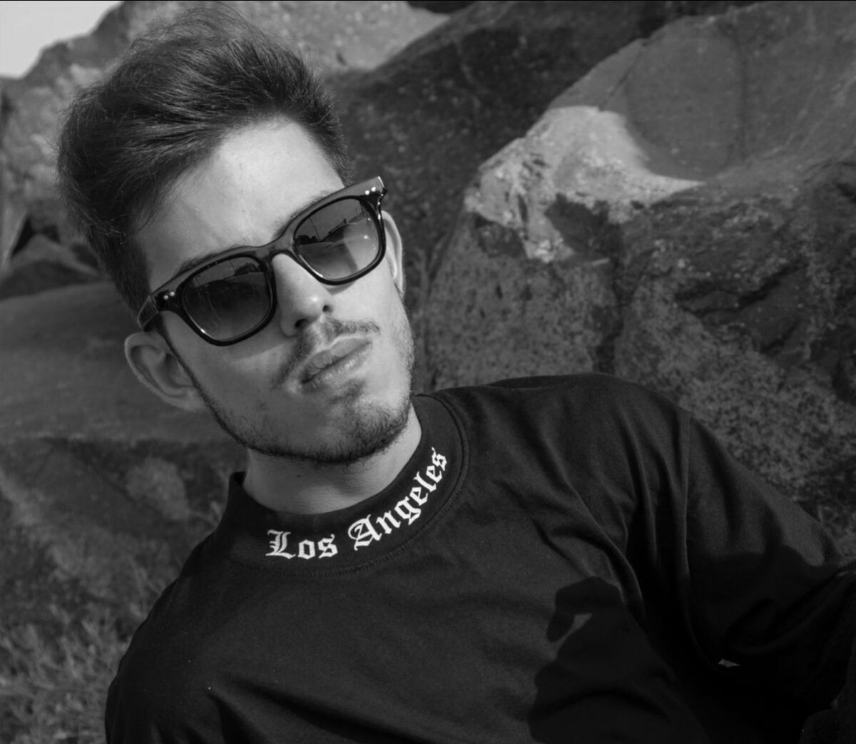La disabilità non è un limite: DannyZ, il rapper che ha imparato a camminare due volte, lo ricorda in Sempre Più Su