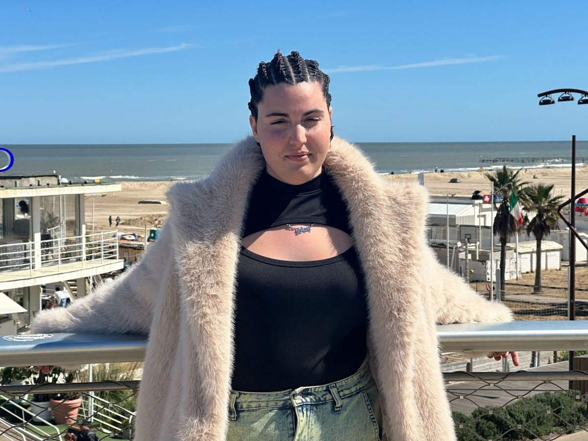A 17 anni, Shaza canta l’amore che nessuno ascolta: “Anche se Piove (platinum version)” è il suo nuovo singolo prodotto da Roberto Costa