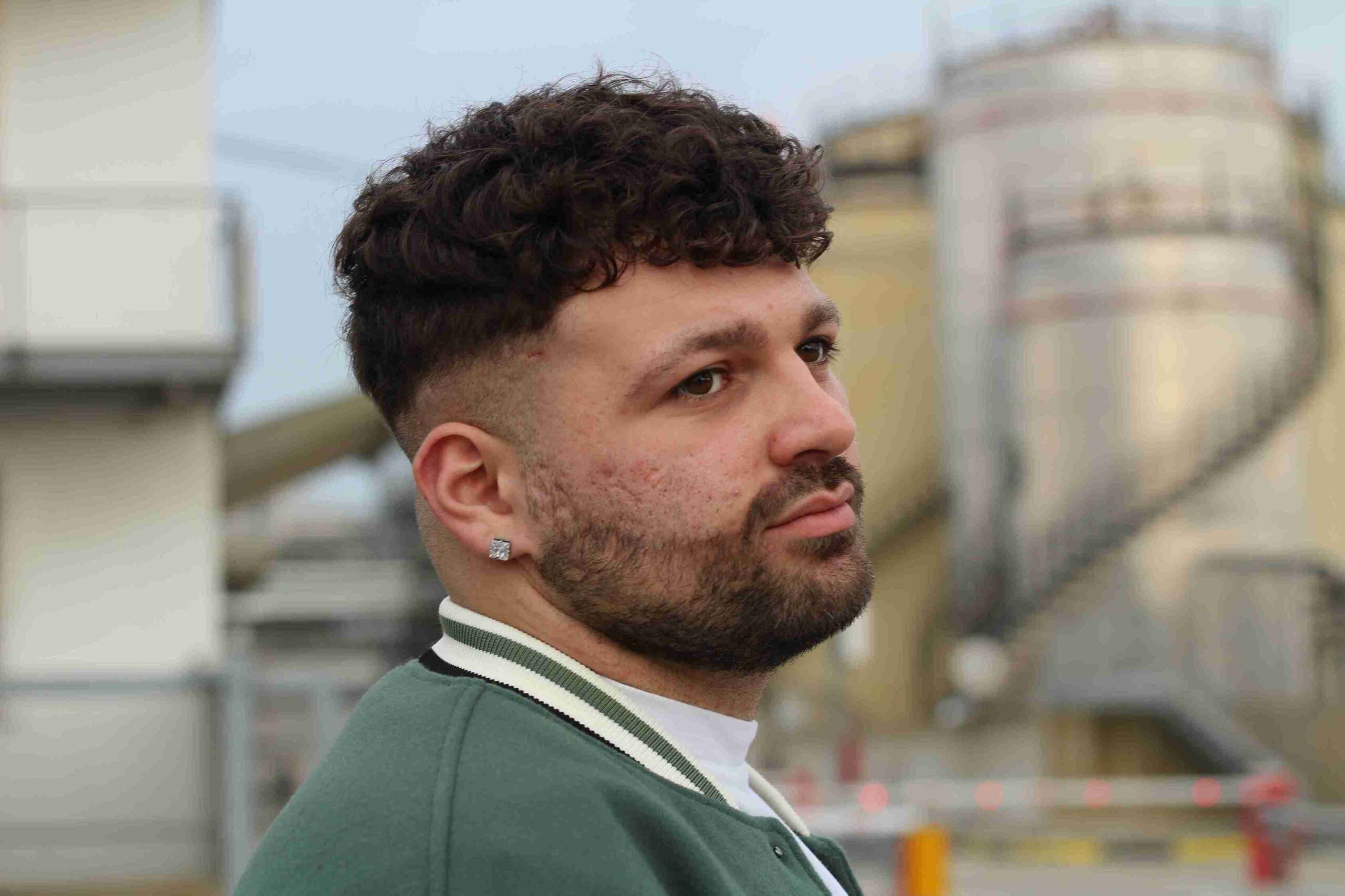 Oissela pubblica “Baby”: un pop viscerale tra dolore, rabbia e malinconia