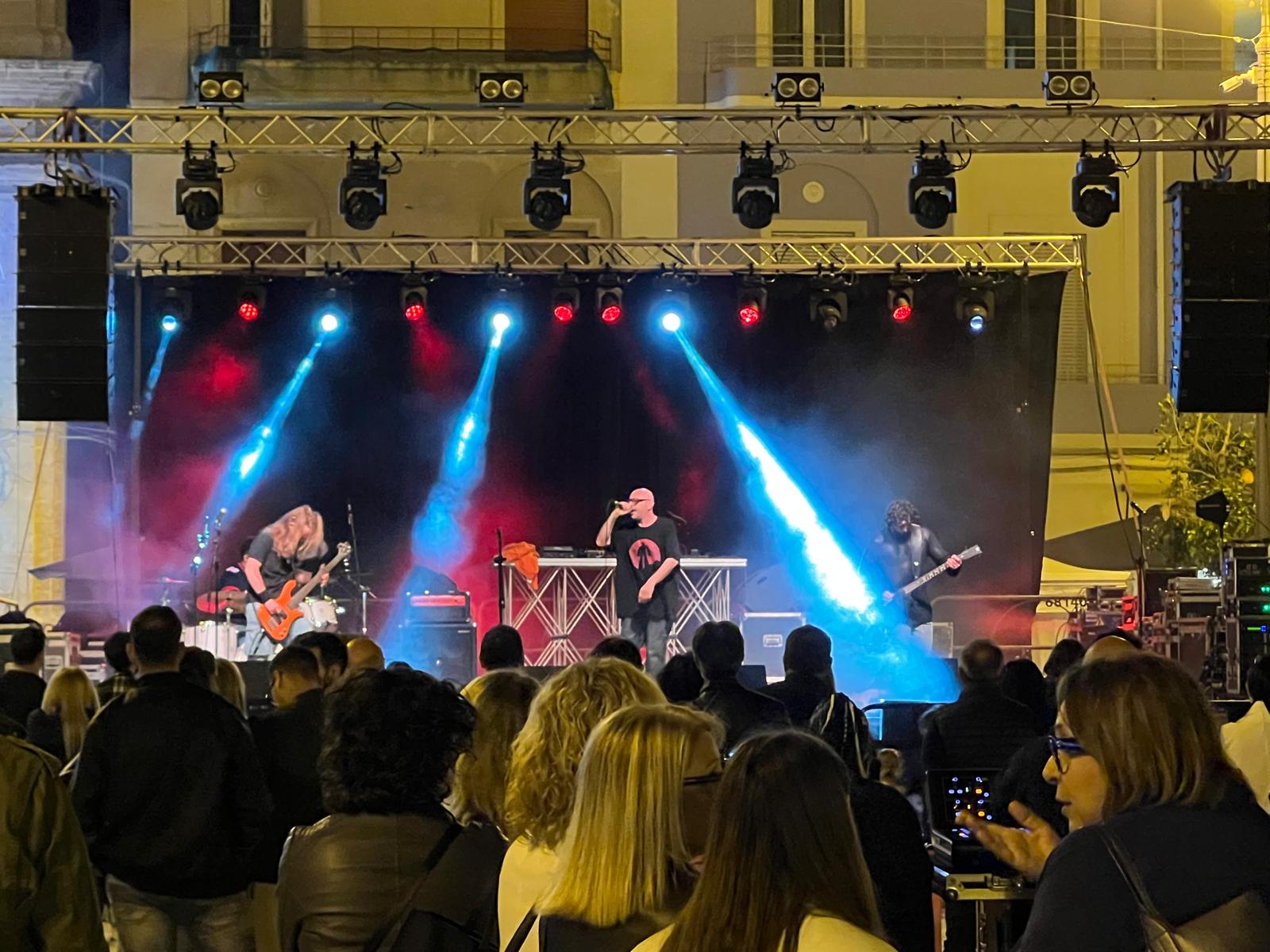 I Crossover con il loro singolo “Forza picchia duro”