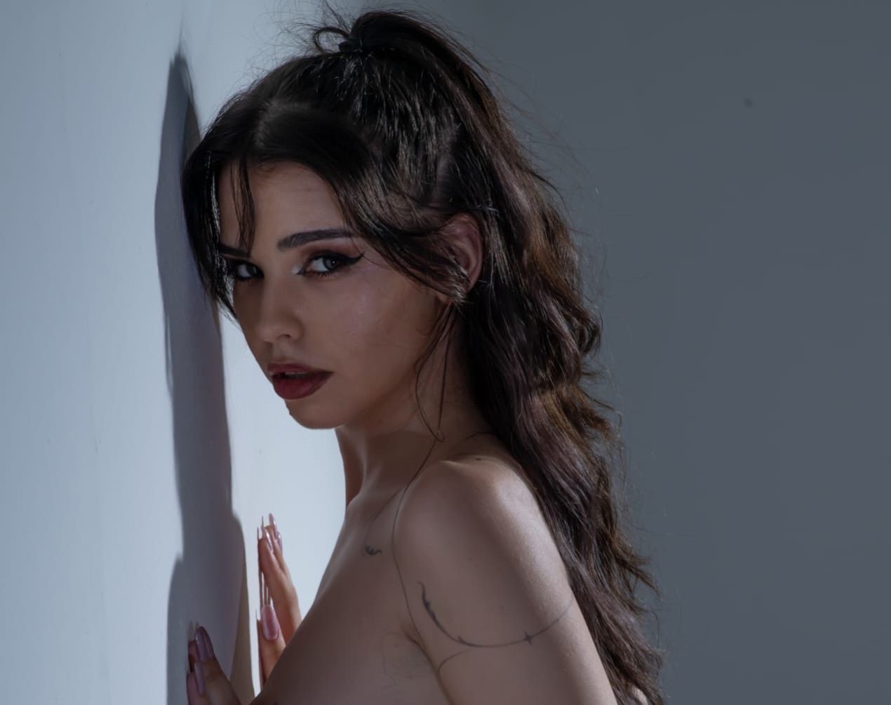 Nami Vibes: La Passione e La Sensualità di una Fotomodella Emergente